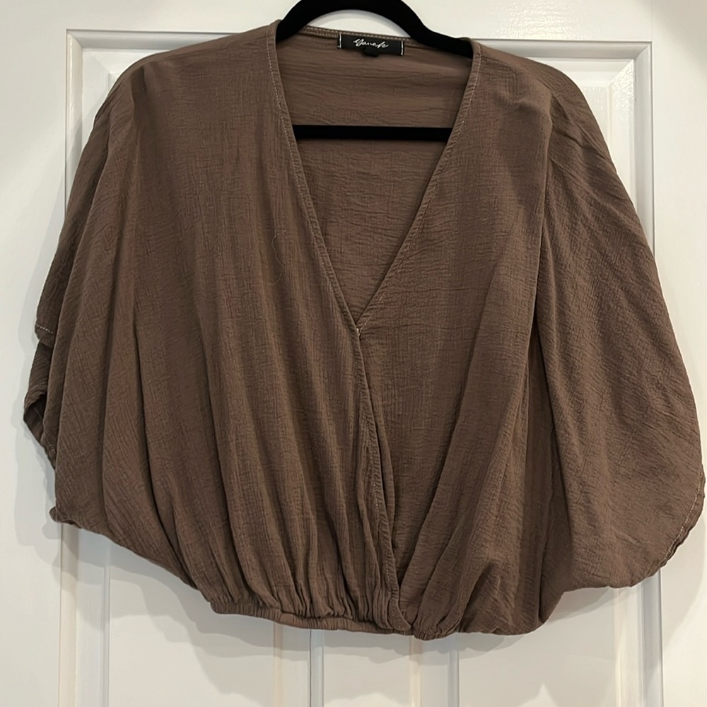 Flowy bohemian short sleeves and elastic around the waist.